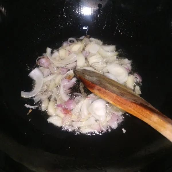 Tumis bawang merah, bawang putih dan bawang bombay hingga harum.