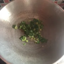 Tumis bawang merah, bawang putih, cabe rawit dan tambahkan sawi hijau.