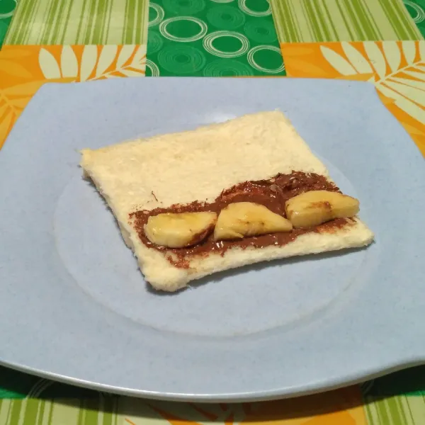 Beri potongan pisang di atasnya.