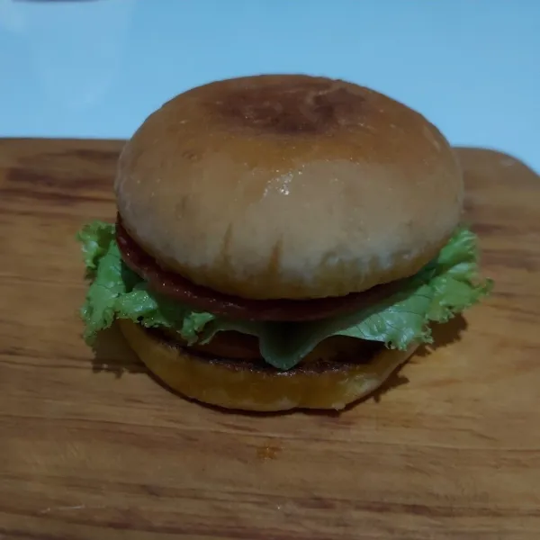 Lalu taruh beef burger dan tutup kembali dengan roti.