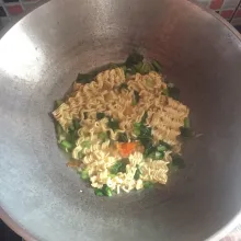 Masukkan mie dan kerupuk yang sudah direndam.