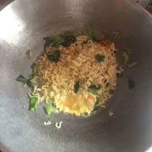 Tambahkan telur. Masak semua sampai air menyusut sambil diaduk-aduk.