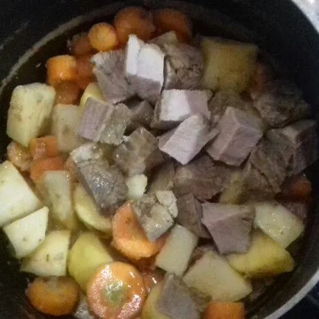 masukkan kentang wortel dan daging. aduk rata.