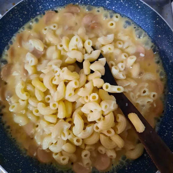Masukkan makaroni, aduk sebentar lalu masukkan telur kocok, aduk kembali hingga tercampur rata.