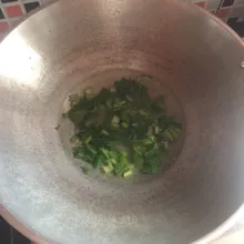 Tambahkan air, masak hingga mendidih.