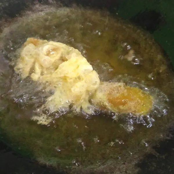 Lalu goreng ayam sampai agak kering permukaan telurnya. Angkat dan sajikan.