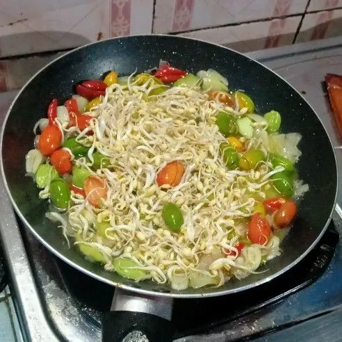 Masukkan tauge. Tambahkan garam dan penyedap jamur dan ebi. Tunggu sampai tauge layu lalu angkat.