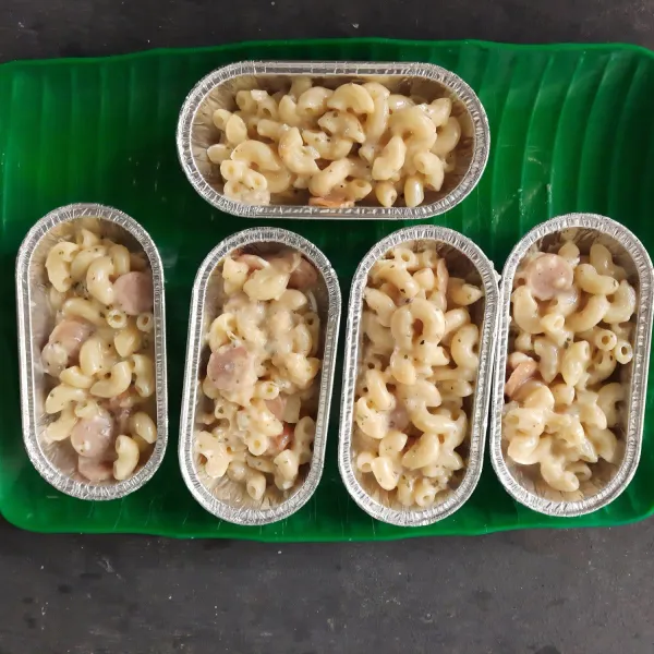Siapkan alumunium foil, tata makaroni.