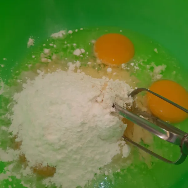 Siapkan wadah. Masukkan telur, terigu, maizena, susu bubuk, SP, vanila, gula pasir. mMxer hingga putih mengembang.