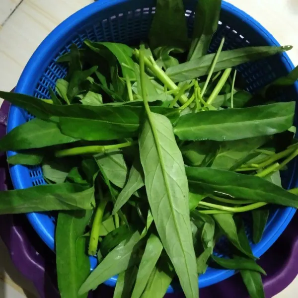 Potong kangkung lalu cuci bersih.
