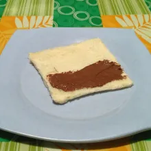Kemudian olesi dengan nutella.