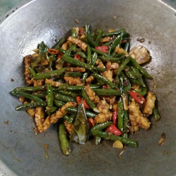 Tambahkan kecap manis, aduk rata. Angkat.