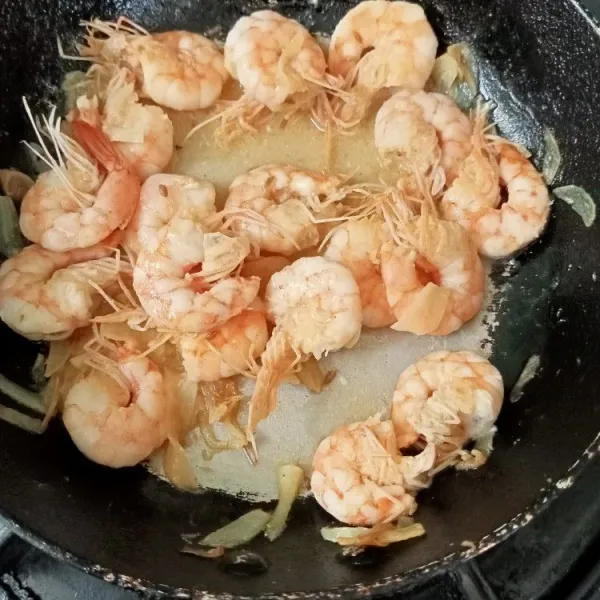 Tumis udang hingga berwarna pink tambahkan minyak wijen satu sendok, garam sedikit, dan air lemon 1 sdt.