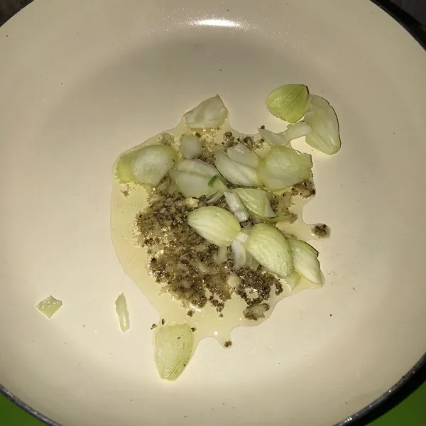 Haluskan bawang putih dan merica, tumis dengan bawang bombay hingga harum.