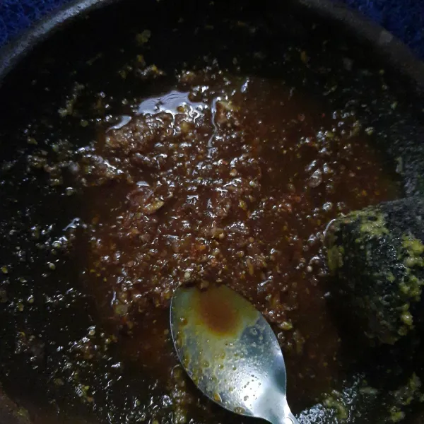 Beri madu, kecap dan air, aduk rata.