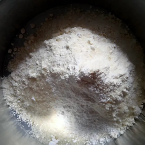 Campurkan terigu, garam, gula, baking soda, baking powder, aduk rata.