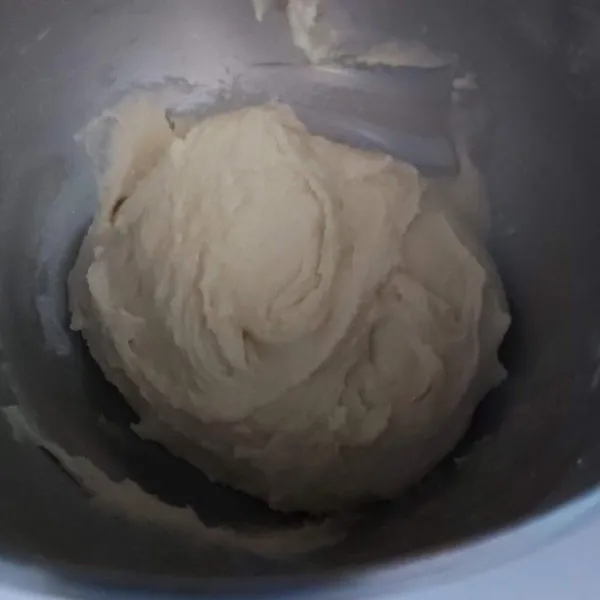 Membuat roti :
Campur dan aduk rata terigu, susu bubuk, gula pasir dan ragi. Campur dan aduk rata telur dan susu. Lalu tuang sedikit demi sedikit keadonan terigu. Uleni sampai setengah kalis.