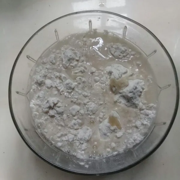 Campur tepung terigu dan gula pasir lalu tuangi campuran susu dan ragi aduk hingga tercampur rata menggunakan sendok.