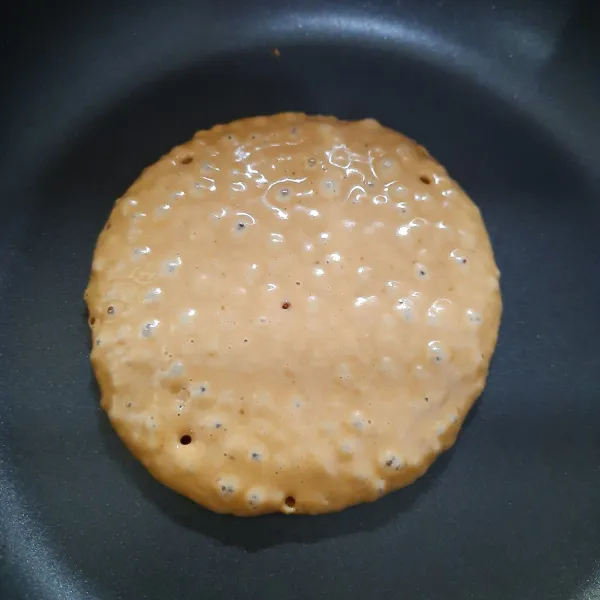Tuang satu sendok sayur adonan pancake diatas wajan anti lengket. Setelah bergelembung balik pancake.