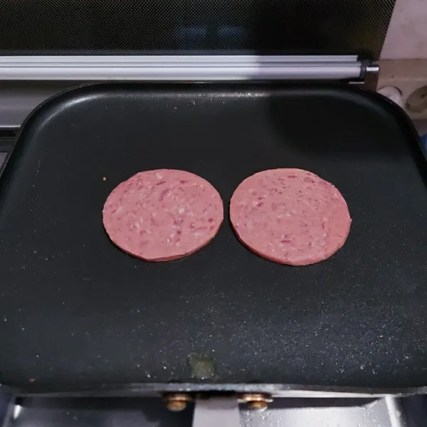 Panaskan 1sdm margarin butter lalu panggang roti dan beef burger.