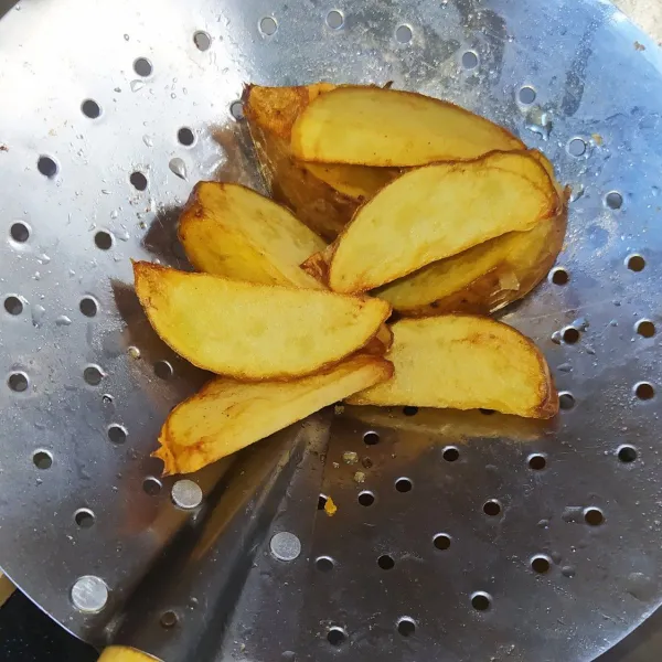 Cuci bersih kentang tanpa membuang kulitnya lalu potong, goreng sampai matang seasoning dengan sejumput garam dan merica.