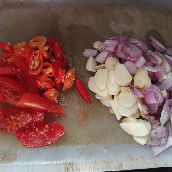 Iris bawang merah, bawang putih, tomat dan cabai rawit.