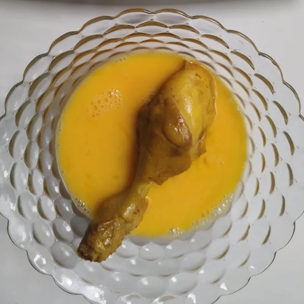 Celup ayam dengan telur kocok.