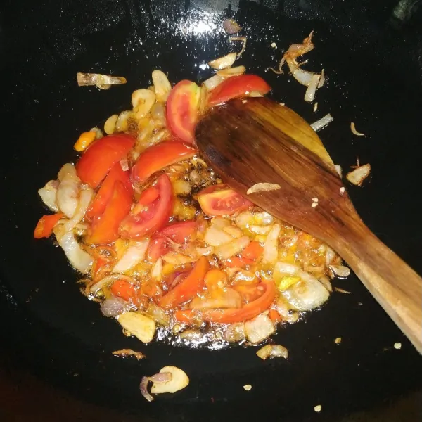 Masukkan garam dan kaldu bubuk. Tumis hingga tomat layu.