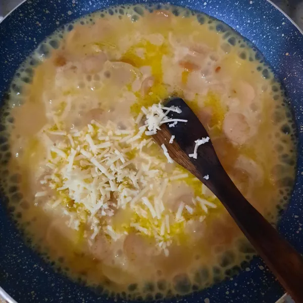 Masukkan keju parut, lada, gula, garam dan kaldu bubuk. Aduk rata.