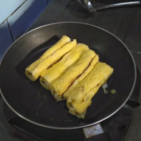 Panggang roti bolak-balik sampai matang. Angkat dan sajikan.