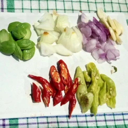 Cincang bawang merah, bawang bombay, bawang putih, dan cabai.