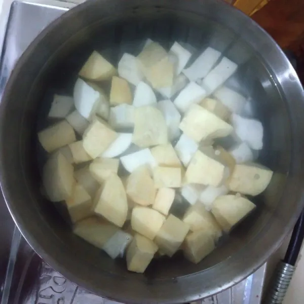 Siapkan panci lalu rebus ubi dan singkong sampai matang. Angkat dan sisihkan.
