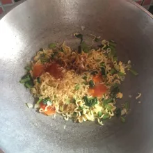 Tambahkan bumbu mie instan, aduk rata. Angkat dan sajikan.