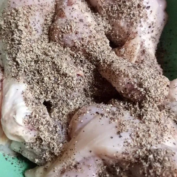 Siapkan ayam yan dimarinasi dengan lada hitam dan garam.