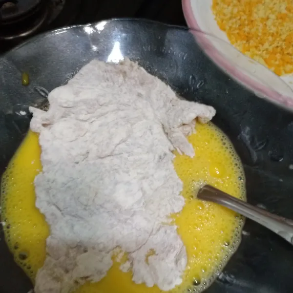 lalu masukkan dalam kocokan telur dan garam.