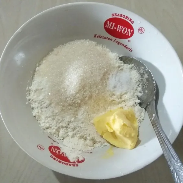 Dalam sebuah mangkuk, masukkan terigu, gula pasir, garam dan margarin.