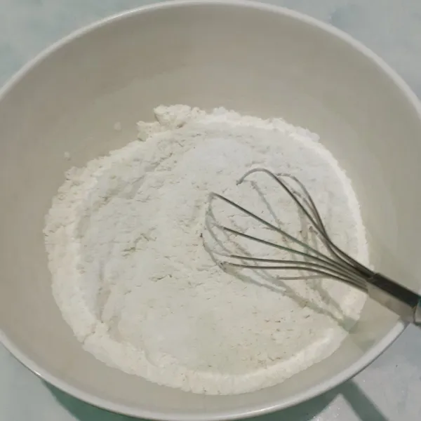 Campur tepung terigu, tepung beras, dan gula halus. Aduk rata.