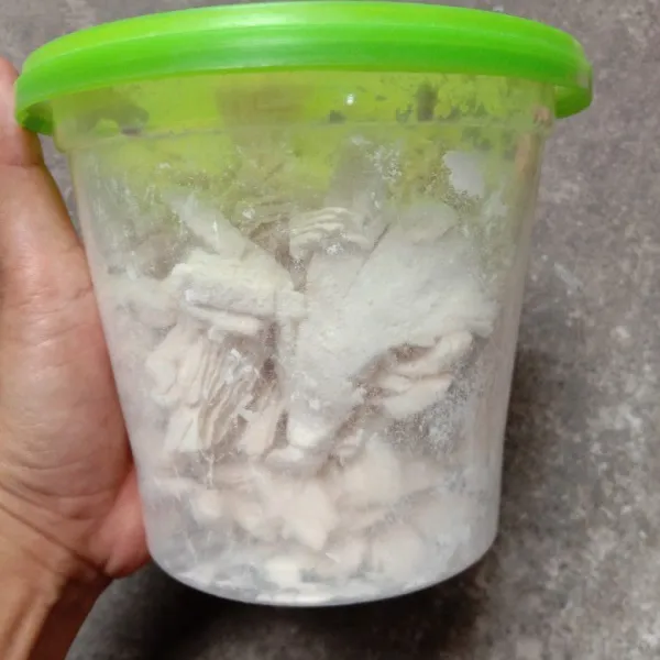 Tutup lalu kocok-kocok sampai semua tepung menempel pada jamur.