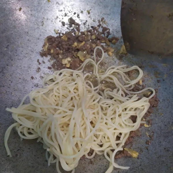 Masukkan spagetti. Aduk rata.