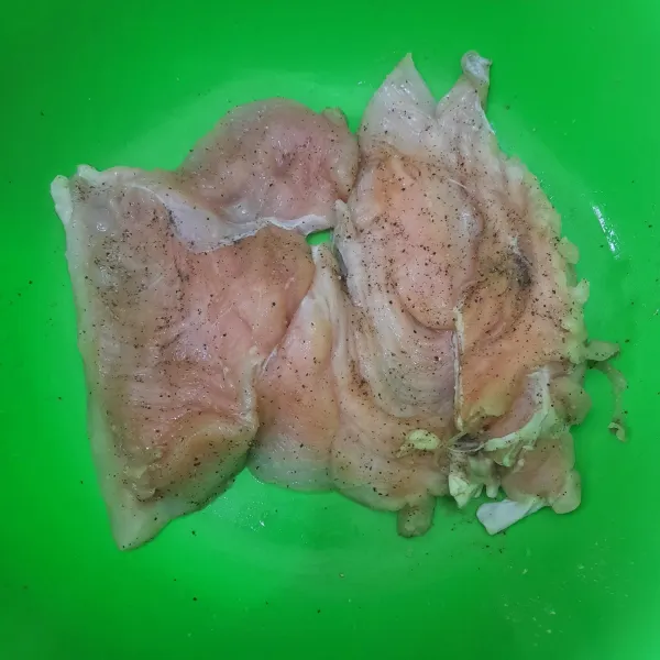 Marinasi daging ayam, sebelumnya pukul-pukul dahulu, diamkan minimal 15 menit didalam lemari es.