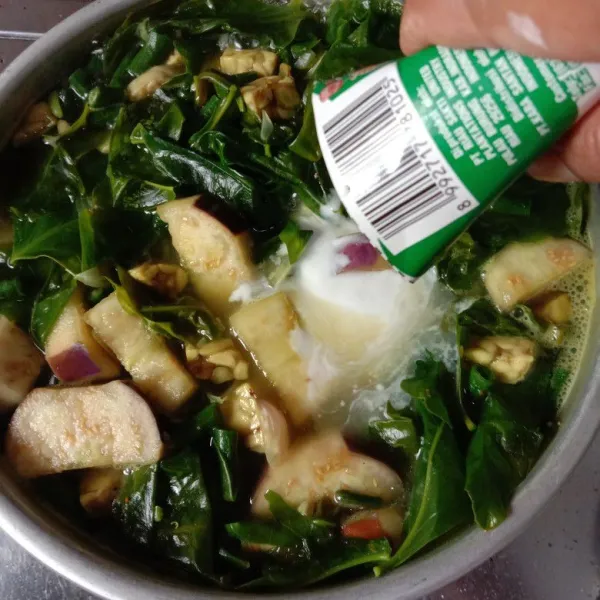 Masukkan santan instant. Masak sampai mendidih. Matikan api. Siap disajikan.