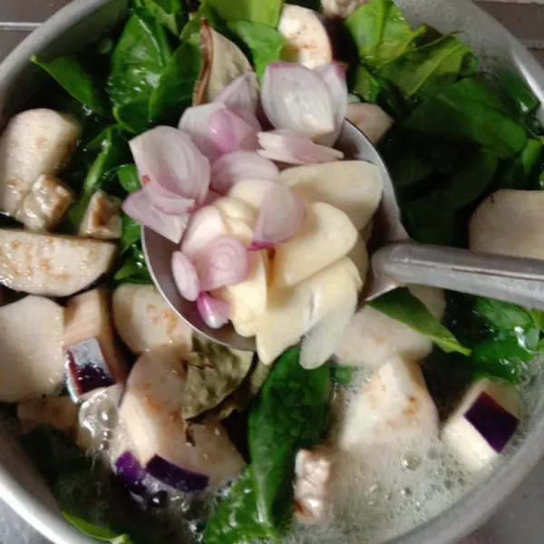 Masukkan semua bumbu. Aduk rata. Biarkan bumbu meresap sebentar.