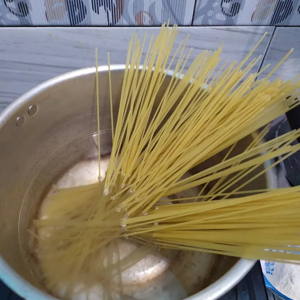 Didihkan air di panci, masukkan spagetti.