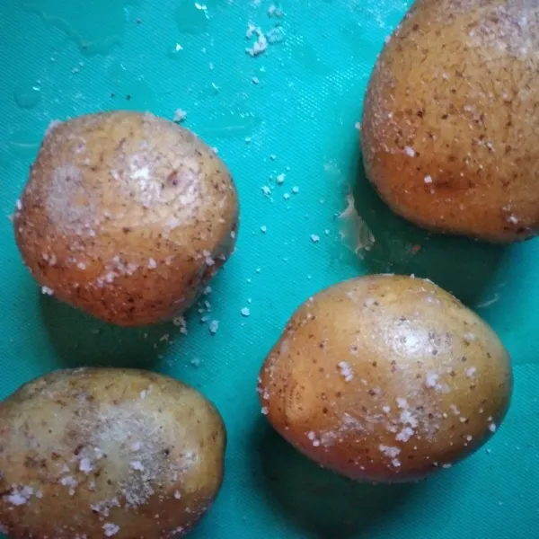 Tusuk-tusuk kentang kemudian beri origano, basil, garam 1/2 sdt, 1/4 lada bubuk dan butter.