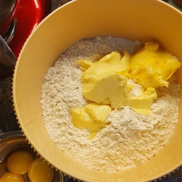 Campur terigu, butter, aduk sampai berbutir. Tambahkan telur dan air es. Aduk lagi. Simpan dalam kulkas 40 menit.