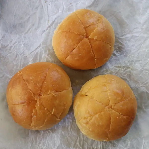 Belah sweet bun menjadi 6 bagian.
