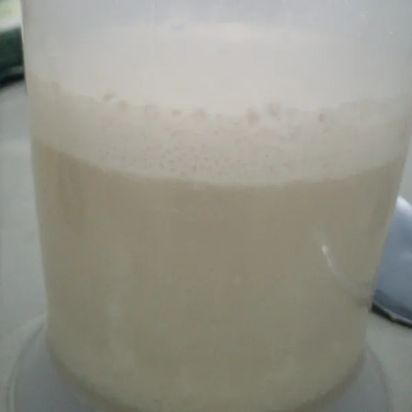 Campur gula, air, dan ragi lalu diaduk sebentar, diamkan selama 7 menit. Tanda ragi aktif adalah dengan munculnya buih. Setelah 7 menit dan berbuih, masukkan minyak zaitun, dan garam kemudian aduk rata.