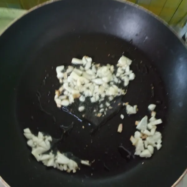 Tumis bawang putih dengan minyak zaitun hingga harum.
