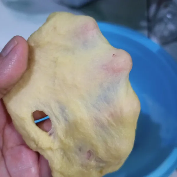 Masukkan margarin dan garam. Proses hingga kalis elastis. Jika adonan dibentangkan tidak mudah robek.