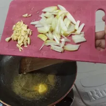 setelah itu tumis bawang putih dan bawang bombai sampai harum.